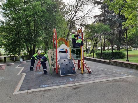 Всички детски площадки в Морската градина на Бургас вече са обработени ...