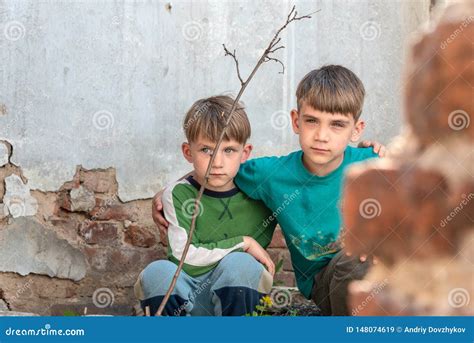 Dos Hermanos Son Hu Rfanos Ocultando En Una Casa Abandonada Asustada