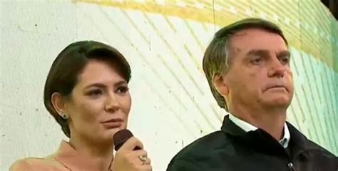 Michelle Bolsonaro tira foto abraçada esposa de Guilherme de Pádua