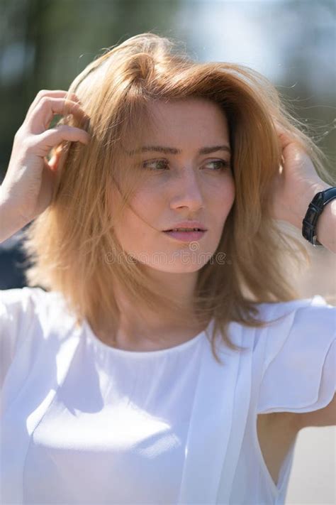 Jolie Blonde Caucasienne Joyeux Avec Une Coupe De Cheveux Au Four Dans Le Parc De La Ville En