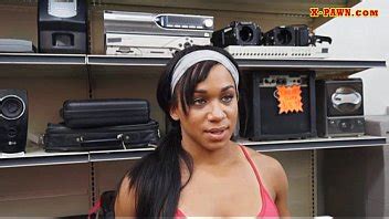 Chica musculosa golpeada por tipo desagradable de empeño en la trastienda XVIDEOS