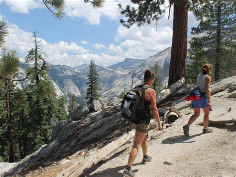 Hiking in vacation in Yosemite National Park | Responsible Travel