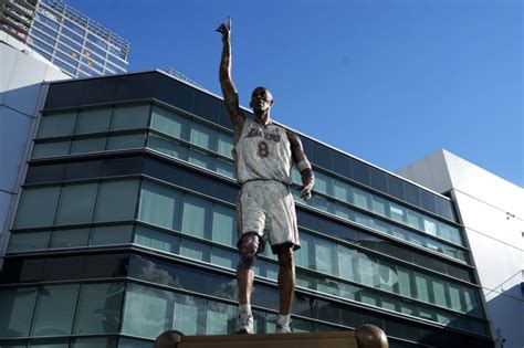 Dwyane Wade points out minor flaw of Kobe Bryant statue - Lakers Daily