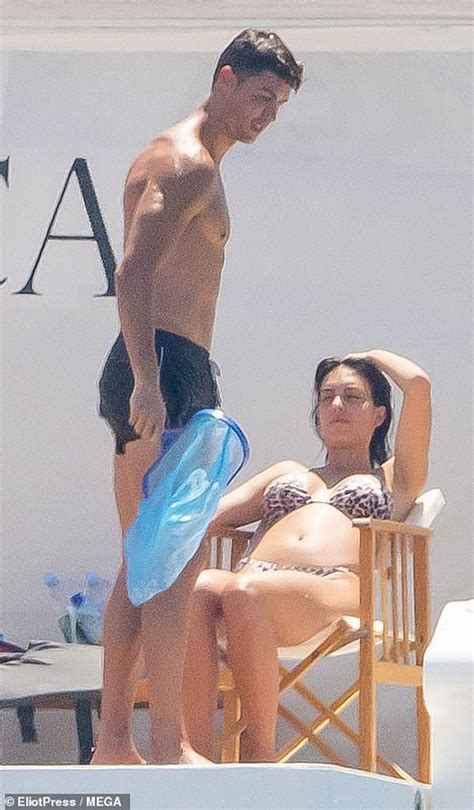 Bạn gái C Ronaldo khoe body trong bộ bikini nhỏ xíu