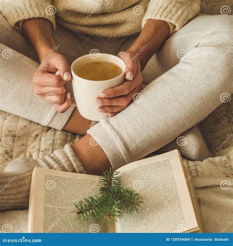 Comfortabel Huis Het Mooie Meisje Leest Een Boek Op Het Bed Goedemorgen