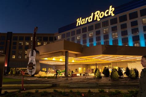 Bristol Hard Rock casino unveils guitar marquee | WJHL | Tri-Cities