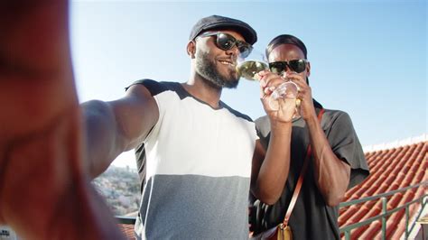 Vídeo Gratis Pov de feliz pareja gay bebiendo vino en la cámara en la azotea