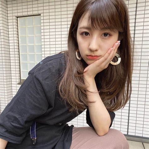 岡田美里さんのインスタグラム写真 岡田美里instagram「いつもと少し違う雰囲気だけどこういうのもよく着るよ🐵 背中に毛糸のってる