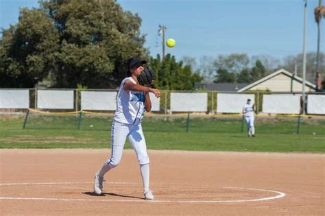 Panduan Cara Melempar Bola Softball Yang Baik Dan Benar