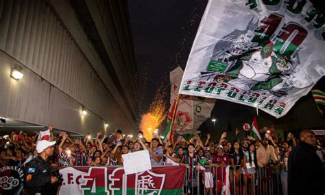 Torcida Faz Festa Para Embarque Do Fluminense