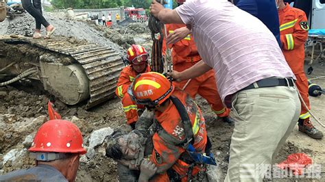 工人被困20余米竖井，消防员涉险下井“绑人” 城事 三湘都市报 华声在线