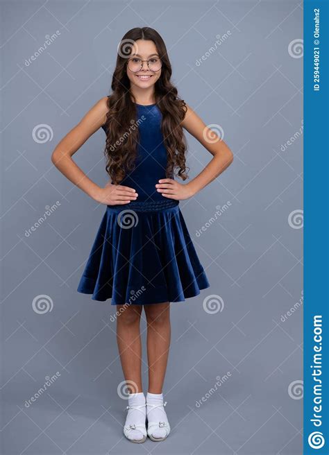 Toda La Duración De La Niña Adolescente Con Vestido De Pelota Feliz