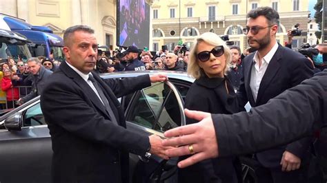 Maria De Filippi Il Dettaglio Che Nessuno Ha Notato Al Funerale