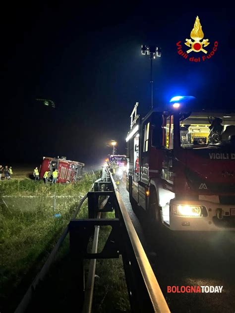 Incidente Sulla A1 Camion Fuori Strada A Sasso Marconi