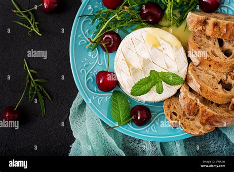 Gebackener Camembert K Se Toast Und Rucola Salat Mit S En Kirschen