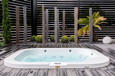 Spa Delos De Jacuzzi® Encastré Dans Une Terrasse En Bois Hôtel Brit Hôtel Saint Brieuc