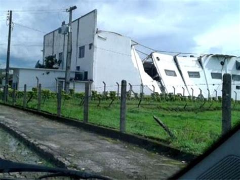 G1 Mais de 100 mil unidades ficam sem luz após temporal em SC