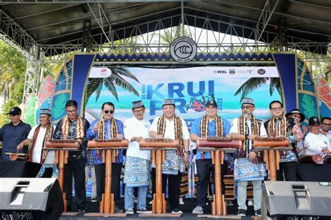 Buka Kejuaraan Surfing Internasional Krui Pro Gubernur Arinal