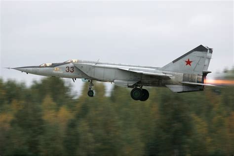 The Mig 25 Foxbat Russias Supersonic Answer To Sr 71 Spy Planes The