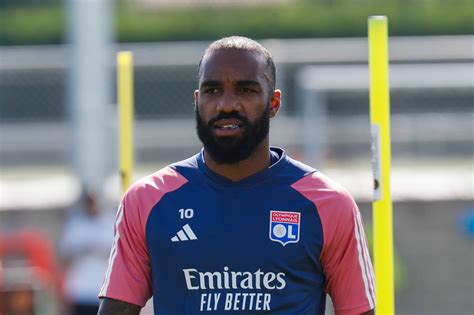 Mercato Alexandre Lacazette En Plein Doute Sur Son Avenir à Lol