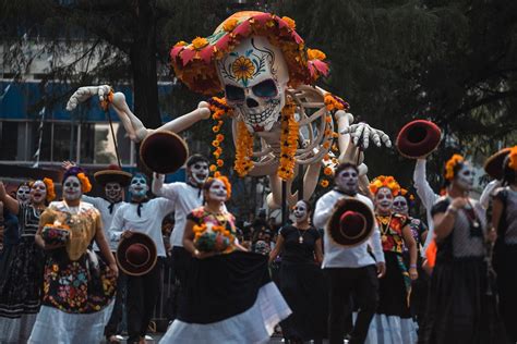 Prunk Parade Totenschädel So feiert Mexiko den Tag der Toten am