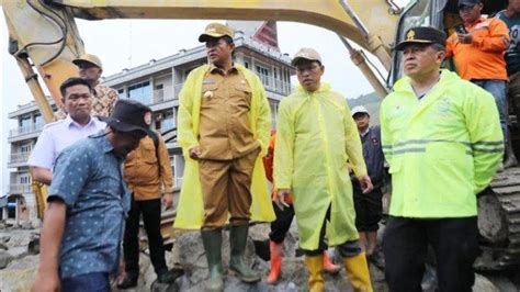 Pj Gubernur Sumut Hassanudin Tinjau Korban Banjir Bandang Di