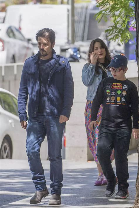 Diego Luna En España Acompañado Por Sus Hijos Y Una Atractiva Mujer ¿quién Es