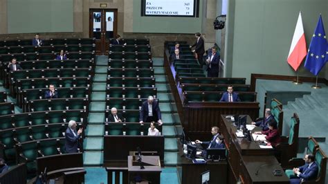 Koronawirus w Polsce PiS w nocy przyjęło poprawki do Kodeksu