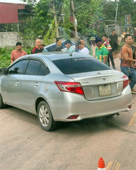 Ảnh TNGT Toyota Vios BKS 98A 05699 đâm văng Hyundai Grand i10 xuống ruộng