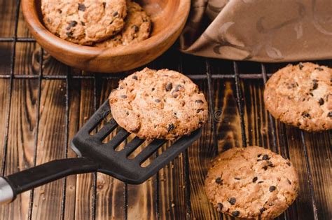 Galletas Caseras Con Trozos De Chocolate Sobre Un Fondo De Madera