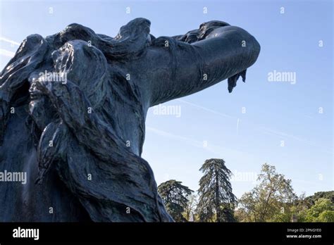 Statue with Trees (Parque del Retiro Stock Photo - Alamy