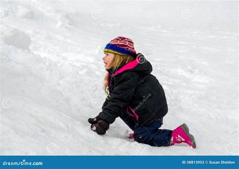 Petite Fille Blonde Jouant Dans La Neige Image Stock Image Du Enfant Gosse