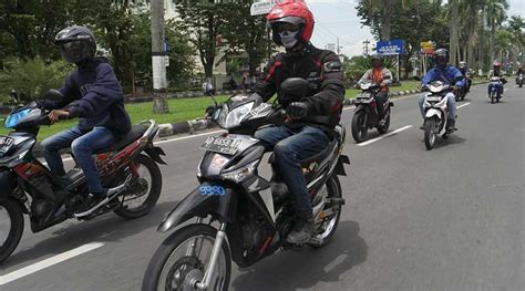 Gambar Orang Naik Sepeda Motor Denah