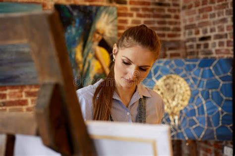 Joven Y Hermosa Artista Pintando Sobre Lienzo Usando Pinturas Al Leo Y