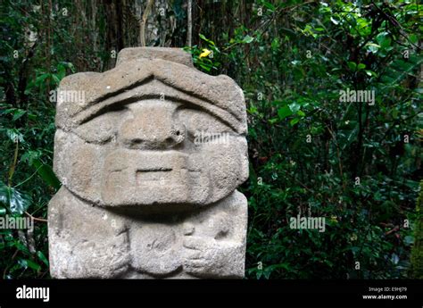 Una estatua en el Parque Arqueológico de San Agustín en la provincia