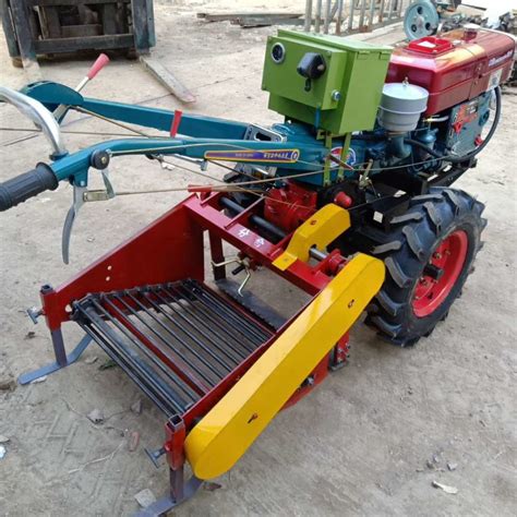 Small Scale Potato Harvester Mini Tractor Potato Digger 3 Point Linkage Potato Harvester