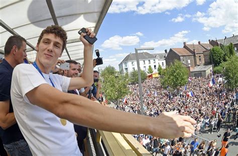 Ein Foto für Ewigkeit Weltmeister Benjamin Pavard wird in seinem