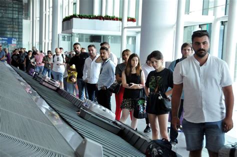 Bayram tatili sona erdi İstanbul Havalimanı nda dönüş yoğunluğu