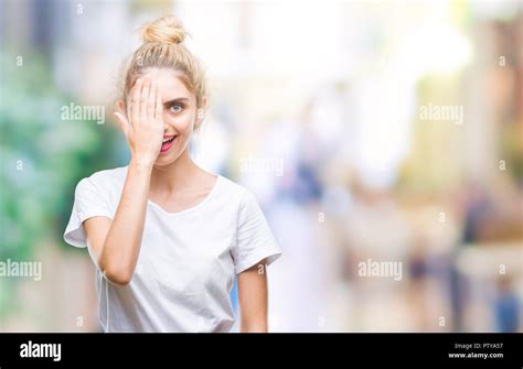 Junge H Bsche Blonde Frau Tragen Wei E T Shirt Ber Isolierte