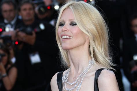 Claudia Schiffer 52 Ans Et Toujours Aussi Sublime En Robe Semi