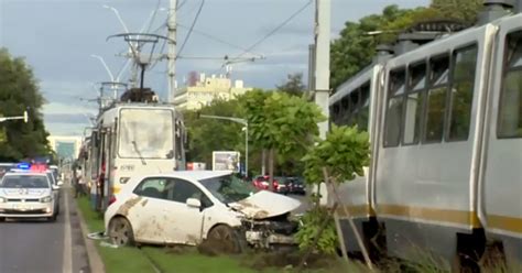 Accident grav în Capitală O mașină a fost lovită în plin de un tramvai