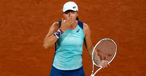 Tennis Swiatek Extends Winning Streak To With First Round Win In Paris