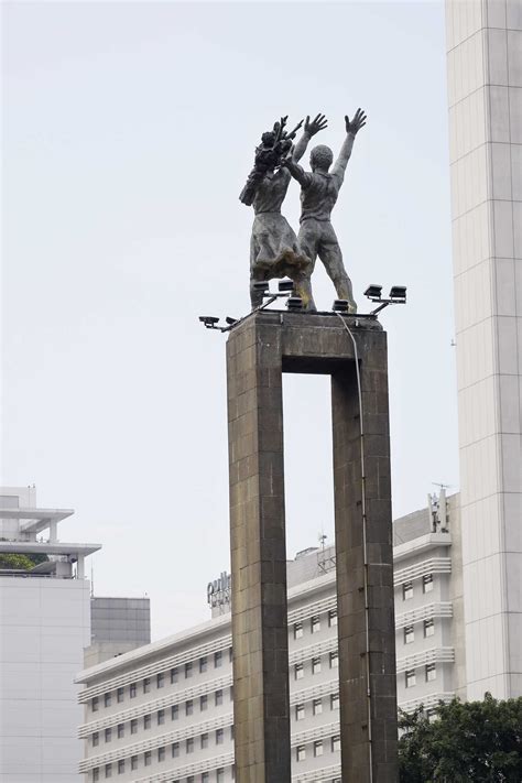 Monumen Selamat Datang Poros Pameran Seni Rupa Koleksi Nasional