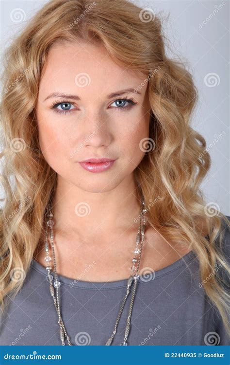 Portret Van Blonde Vrouw Met Krullend Haar Stock Afbeelding Image Of Kaukasisch Schoonheid