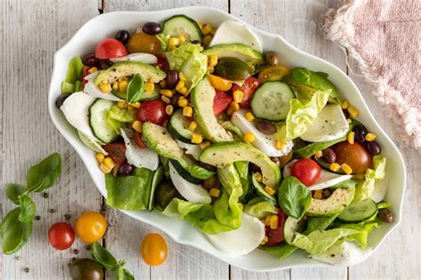 Ricetta Insalata Estiva Con Mozzarella Pomodori E Avocado Cucchiaio