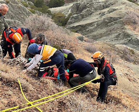 Sivas ta avcı ölümden döndü Yamaçtan yuvarlanarak ayağını kırdı