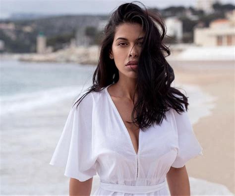 Ayem Nour En bikini au décolleté vertigineux elle fait fondre la toile