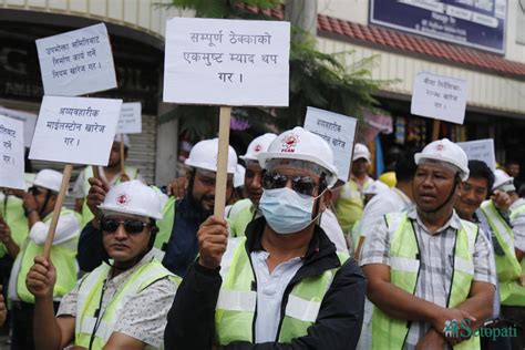 प्रधानमन्त्री निवास अगाडि निर्माण व्यवसायीको धर्ना तस्बिरहरू