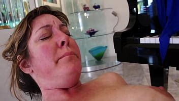 Seducción lésbica entre Daisy Leon y Maple Lee dos zorras MILF abundantes con pelos en el coño