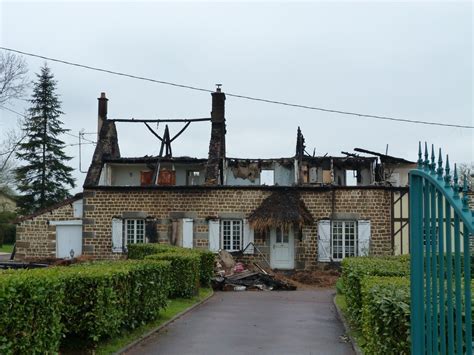 Une maison au toit de chaume détruite par le feu près de Flers